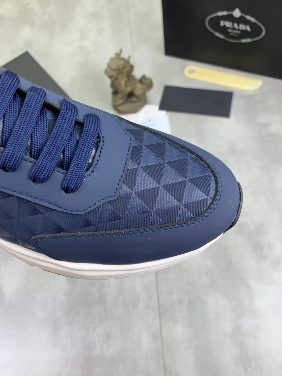 Men's shoes 💰P460💰 [New style] The official website classic popular model is on the market, and it will never go out of style for a century. 🆘 The trendy brand (Prada) mainly promotes popular models, avant-garde and versatile fashionable men's shoes private version molding, cowhide surface splicing 1:1 oil edge treatment... fashionable and simple, original imported cowhide and lining cowhide feet; the atmosphere and personality are more fashionable, eye-catching and pursuing class. It will subvert the old idea and be a must-have for fashion trendsetters with you! Must keep it for yourself! High-end comfort, high-end quality workmanship. Code number: 38-44 (45 customized) 2️⃣ colors available. full package